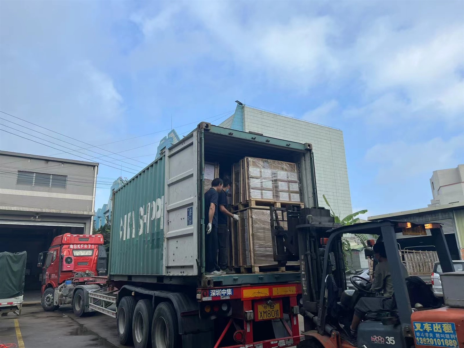 Loading container Loading container